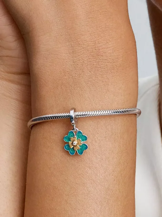 2025 Vierblättriges Kleeblatt-Dangle Charm mit im Labor gezüchtetem Diamanten, 0,009 ct insgesamt, Sterlingsilber, 14-karätige Vergoldung 2025 Vierblättriges Kleeblatt-Dangle Charm mit im Labor gezüchtetem Diamanten, 0,009 ct insgesamt, Sterlingsilber, 14-karätige Vergoldung