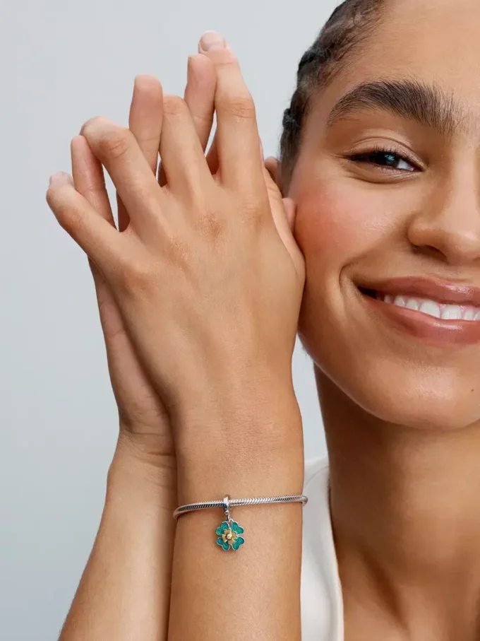 2025 Vierblättriges Kleeblatt-Dangle Charm mit im Labor gezüchtetem Diamanten, 0,009 ct insgesamt, Sterlingsilber, 14-karätige Vergoldung 2025 Vierblättriges Kleeblatt-Dangle Charm mit im Labor gezüchtetem Diamanten, 0,009 ct insgesamt, Sterlingsilber, 14-karätige Vergoldung