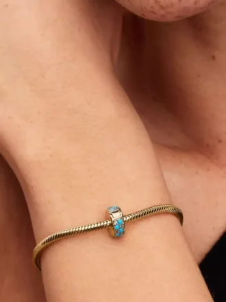 Aquablauer Clip Charm, 14 Karat vergoldet