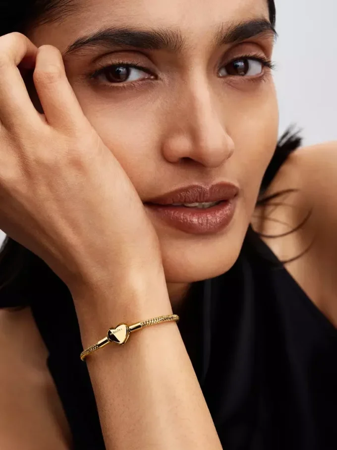 Armband mit facettierter Snake Chain und Herzverschluss, 14-karätig vergoldet Armband mit facettierter Snake Chain und Herzverschluss, 14-karätig vergoldet