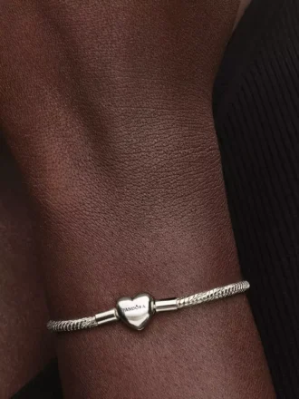Armband mit facettierter Snake Chain und Herzverschluss aus Sterlingsilber Armband mit facettierter Snake Chain und Herzverschluss aus Sterlingsilber