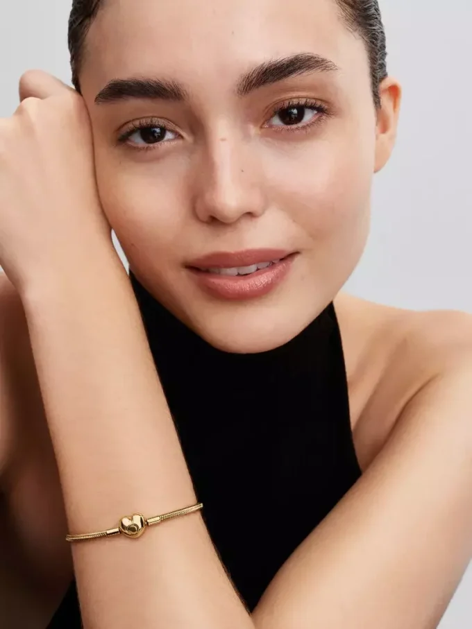 Armband mit Snake Chain und Herzverschluss, 14 Karat vergoldet Armband mit Snake Chain und Herzverschluss, 14 Karat vergoldet
