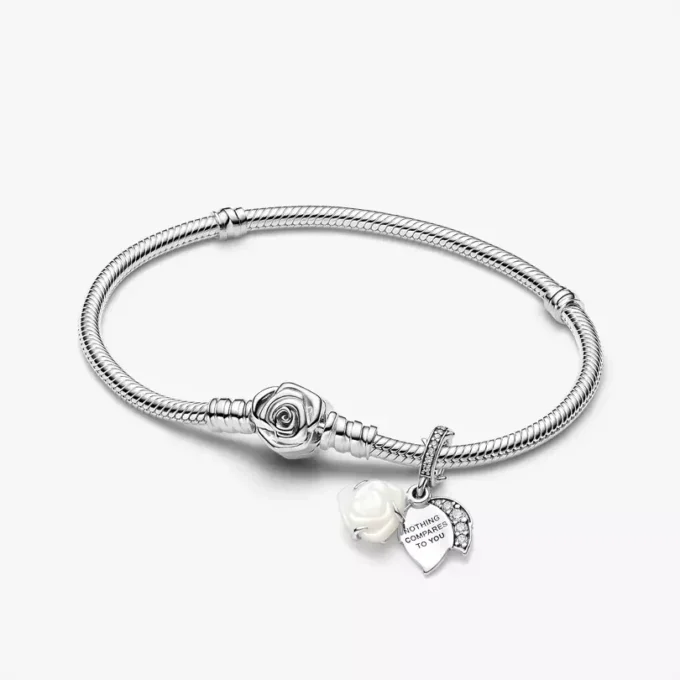 Armbandset mit zwei doppelten Dangle Charms „Weiße Rose in voller Blüte“ (2er-Set) Armbandset mit zwei doppelten Dangle Charms „Weiße Rose in voller Blüte“ (2er-Set)