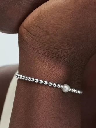 Armbänder aus behandelten Süßwasser-Zuchtperlen und Perlen in Sterlingsilber Armbänder aus behandelten Süßwasser-Zuchtperlen und Perlen in Sterlingsilber