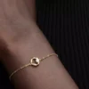 Armbänder mit organisch geformtem Pavé-Kreis und behandelter Süßwasserzuchtperle, 14-karätige Vergoldung Armbänder mit organisch geformtem Pavé-Kreis und behandelter Süßwasserzuchtperle, 14-karätige Vergoldung