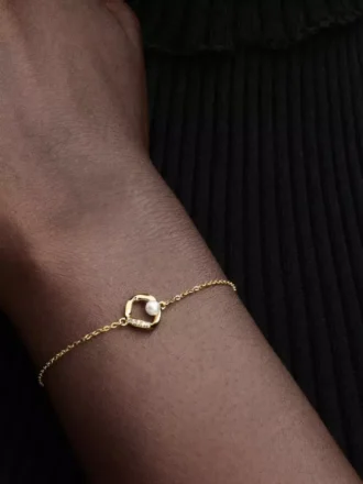 Armbänder mit organisch geformtem Pavé-Kreis und behandelter Süßwasserzuchtperle, 14-karätige Vergoldung Armbänder mit organisch geformtem Pavé-Kreis und behandelter Süßwasserzuchtperle, 14-karätige Vergoldung