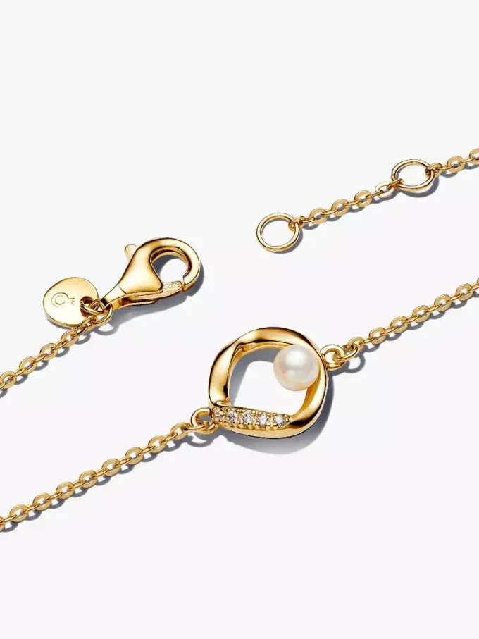 Armbänder mit organisch geformtem Pavé-Kreis und behandelter Süßwasserzuchtperle, 14-karätige Vergoldung Armbänder mit organisch geformtem Pavé-Kreis und behandelter Süßwasserzuchtperle, 14-karätige Vergoldung