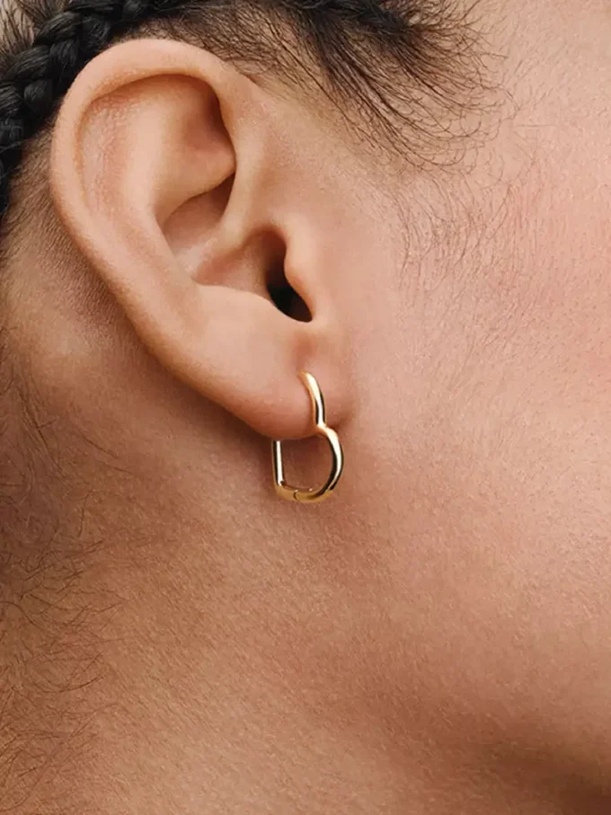 Asymmetrische Herz-Ohrringe, 14 Karat vergoldet Asymmetrische Herz-Ohrringe, 14 Karat vergoldet