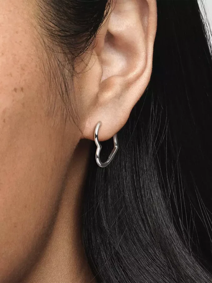 Asymmetrische Herz-Ohrringe aus Sterlingsilber Asymmetrische Herz-Ohrringe aus Sterlingsilber