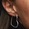 Asymmetrische Herz-Ohrringe aus Sterlingsilber Asymmetrische Herz-Ohrringe aus Sterlingsilber