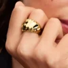 Auffälliger Ring mit Wellenmuster, 14-karätig vergoldet Auffälliger Ring mit Wellenmuster, 14-karätig vergoldet