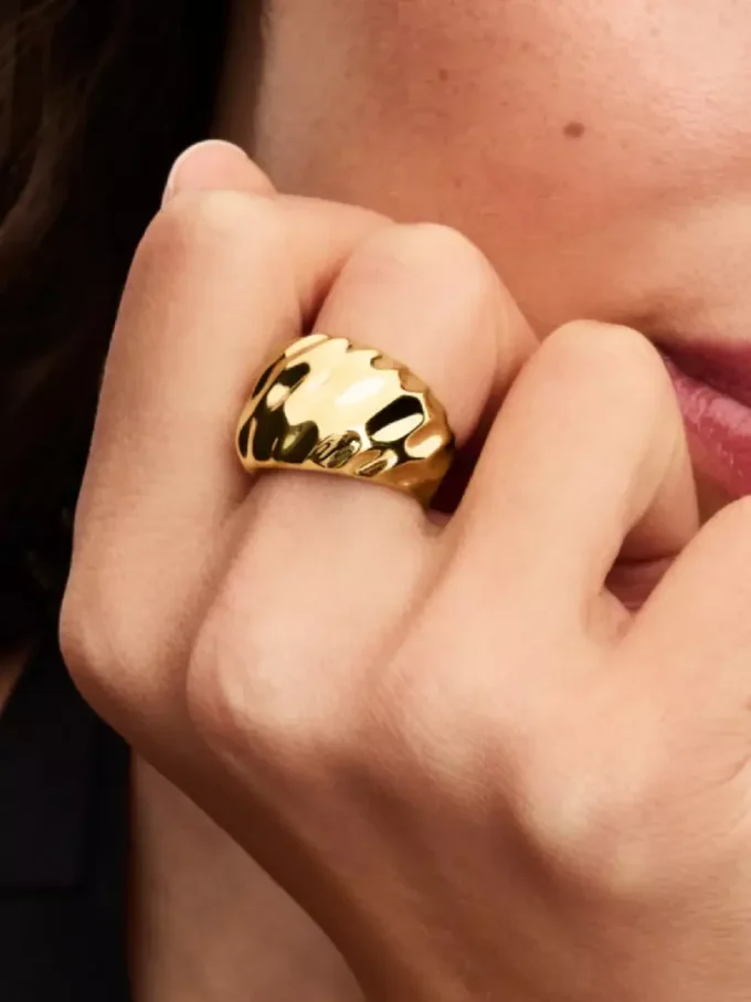 Auffälliger Ring mit Wellenmuster, 14-karätig vergoldet Auffälliger Ring mit Wellenmuster, 14-karätig vergoldet