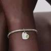 August gravierbarer Herz-Dangle Charm mit frühlingsgrünem Stein, Sterlingsilber