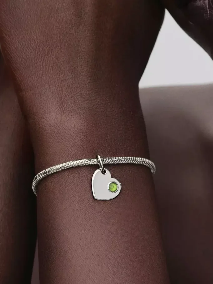 August gravierbarer Herz-Dangle Charm mit frühlingsgrünem Stein, Sterlingsilber