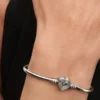 Bangle mit strahlendem Herzverschluss – Sterlingsilber Bangle mit strahlendem Herzverschluss – Sterlingsilber
