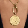 Übergroßer Medaillon-Charm mit gekreuzten Pfeilen, 14-karätig vergoldet Übergroßer Medaillon-Charm mit gekreuzten Pfeilen, 14-karätig vergoldet