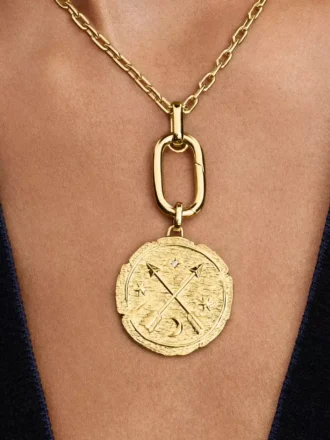 Übergroßer Medaillon-Charm mit gekreuzten Pfeilen, 14-karätig vergoldet Übergroßer Medaillon-Charm mit gekreuzten Pfeilen, 14-karätig vergoldet
