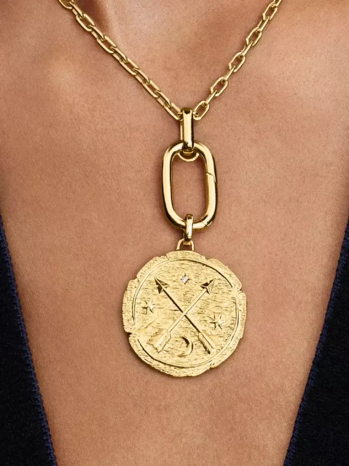 Übergroßer Medaillon-Charm mit gekreuzten Pfeilen, 14-karätig vergoldet Übergroßer Medaillon-Charm mit gekreuzten Pfeilen, 14-karätig vergoldet