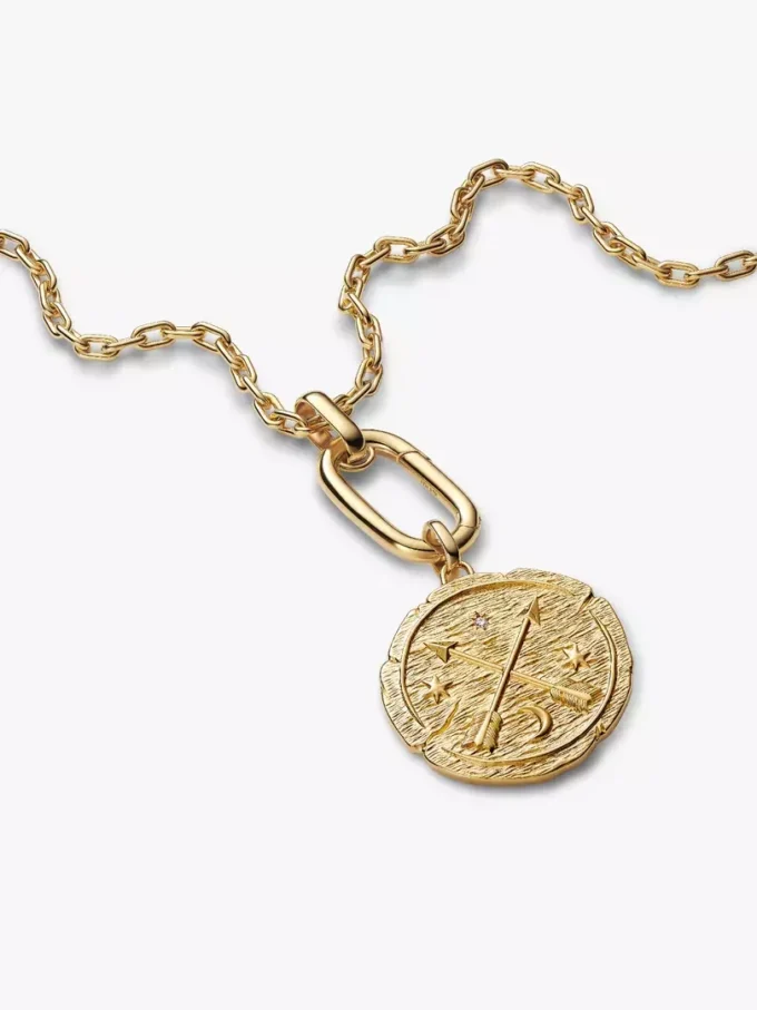 Übergroßer Medaillon-Charm mit gekreuzten Pfeilen, 14-karätig vergoldet Übergroßer Medaillon-Charm mit gekreuzten Pfeilen, 14-karätig vergoldet