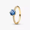 Blauer funkelnder Kronen-Solitärring, 14-karätig vergoldet Blauer funkelnder Kronen-Solitärring, 14-karätig vergoldet