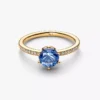 Blauer funkelnder Kronen-Solitärring, 14-karätig vergoldet Blauer funkelnder Kronen-Solitärring, 14-karätig vergoldet