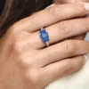 Blauer, rechteckiger, funkelnder Ring mit drei Steinen aus Sterlingsilber Blauer, rechteckiger, funkelnder Ring mit drei Steinen aus Sterlingsilber