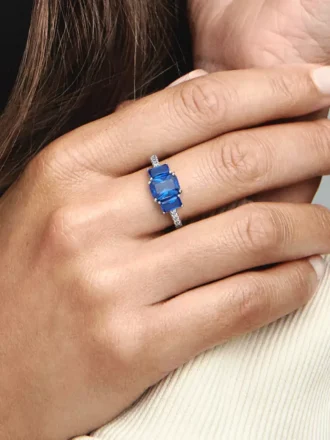 Blauer, rechteckiger, funkelnder Ring mit drei Steinen aus Sterlingsilber