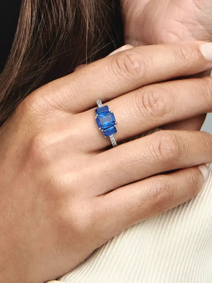 Blauer, rechteckiger, funkelnder Ring mit drei Steinen aus Sterlingsilber Blauer, rechteckiger, funkelnder Ring mit drei Steinen aus Sterlingsilber