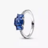 Blauer, rechteckiger, funkelnder Ring mit drei Steinen aus Sterlingsilber Blauer, rechteckiger, funkelnder Ring mit drei Steinen aus Sterlingsilber