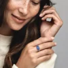 Blauer, rechteckiger, funkelnder Ring mit drei Steinen aus Sterlingsilber Blauer, rechteckiger, funkelnder Ring mit drei Steinen aus Sterlingsilber