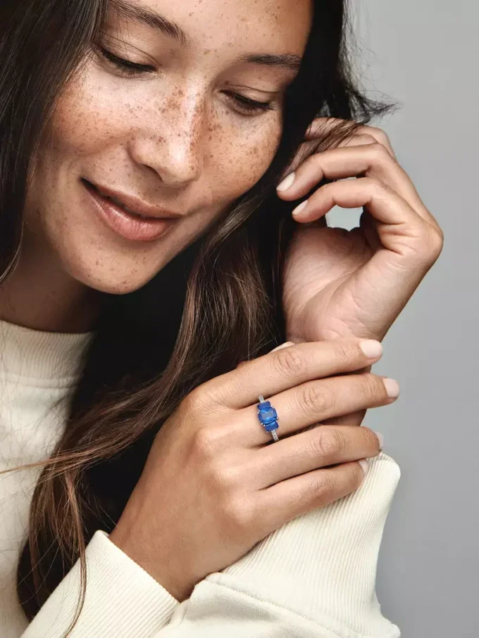 Blauer, rechteckiger, funkelnder Ring mit drei Steinen aus Sterlingsilber Blauer, rechteckiger, funkelnder Ring mit drei Steinen aus Sterlingsilber