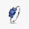 Blauer, rechteckiger, funkelnder Ring mit drei Steinen aus Sterlingsilber Blauer, rechteckiger, funkelnder Ring mit drei Steinen aus Sterlingsilber