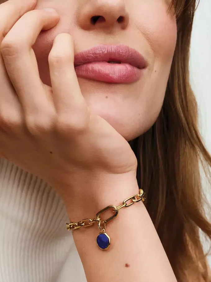 Blaues, gravierbares Mini-Medaillon-Charm, 14-karätig vergoldet Blaues, gravierbares Mini-Medaillon-Charm, 14-karätig vergoldet