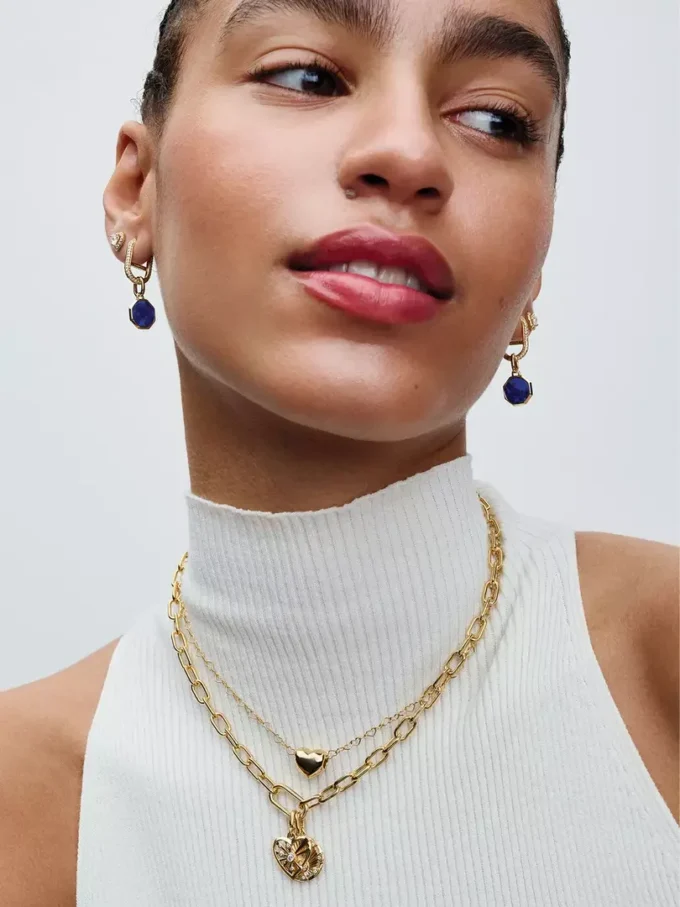 Blaues, gravierbares Mini-Medaillon-Charm, 14-karätig vergoldet Blaues, gravierbares Mini-Medaillon-Charm, 14-karätig vergoldet