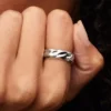 Breiter Ring mit gewelltem Band aus Sterlingsilber Breiter Ring mit gewelltem Band aus Sterlingsilber