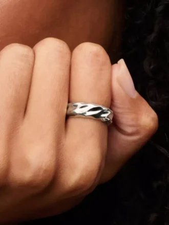 Breiter Ring mit gewelltem Band aus Sterlingsilber
