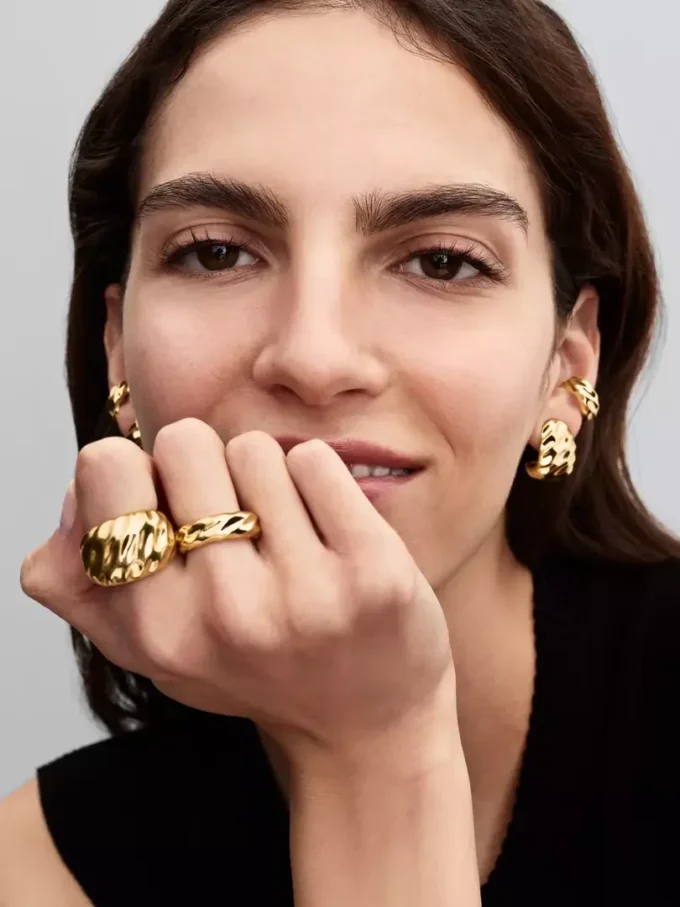 Auffälliger Ring mit Wellenmuster, 14-karätig vergoldet Auffälliger Ring mit Wellenmuster, 14-karätig vergoldet