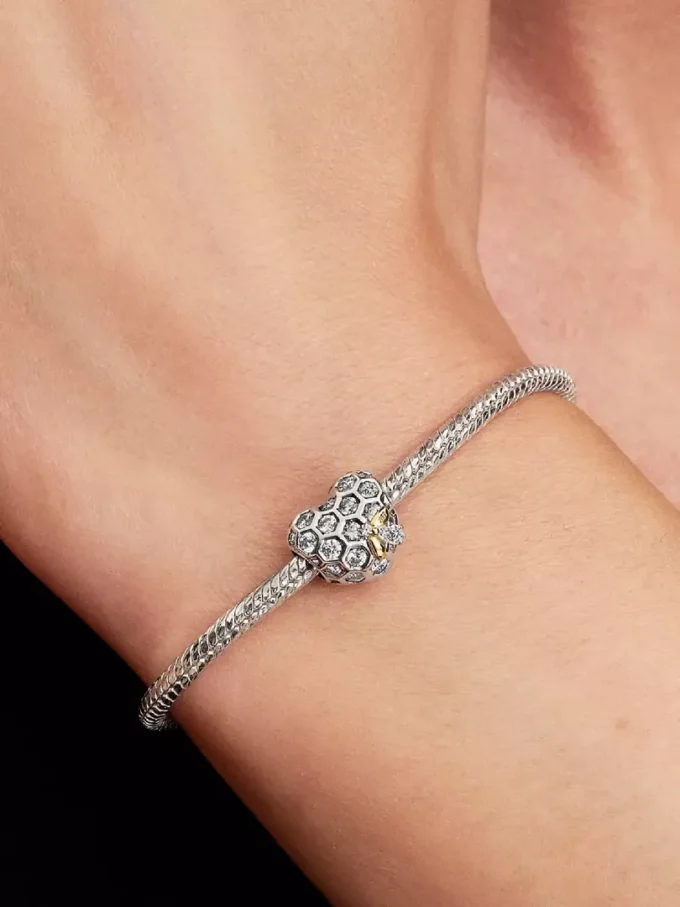 Bridgerton-Charm mit Waben- und Bienenherz-Motiv, Sterlingsilber, 14 Karat vergoldet