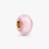 Charm aus mattem rosa Murano Glass mit 14-karätiger Roségoldbeschichtung Charm aus mattem rosa Murano Glass mit 14-karätiger Roségoldbeschichtung