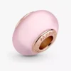 Charm aus mattem rosa Murano Glass mit 14-karätiger Roségoldbeschichtung Charm aus mattem rosa Murano Glass mit 14-karätiger Roségoldbeschichtung