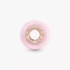 Charm aus mattem rosa Murano Glass mit 14-karätiger Roségoldbeschichtung Charm aus mattem rosa Murano Glass mit 14-karätiger Roségoldbeschichtung