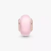 Charm aus mattem rosa Murano Glass mit 14-karätiger Roségoldbeschichtung Charm aus mattem rosa Murano Glass mit 14-karätiger Roségoldbeschichtung