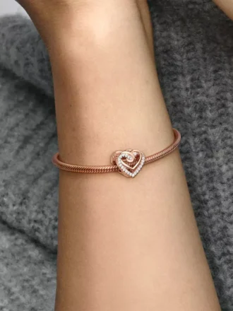 Charm „Funkelnde verschlungene Herzen“, 14 Karat Roségold-Beschichtung