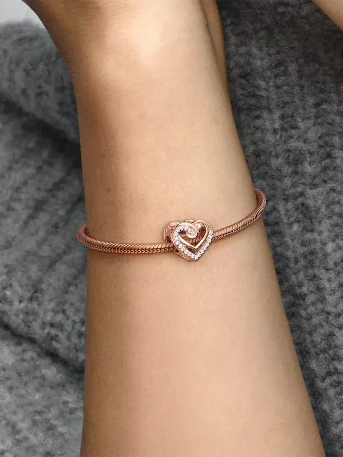 Charm „Funkelnde verschlungene Herzen“, 14 Karat Roségold-Beschichtung Charm „Funkelnde verschlungene Herzen“, 14 Karat Roségold-Beschichtung