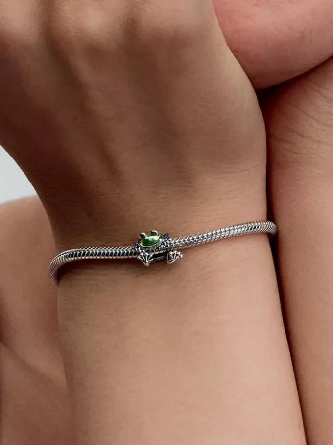 Charm „Kletternder Frosch“ aus Sterlingsilber