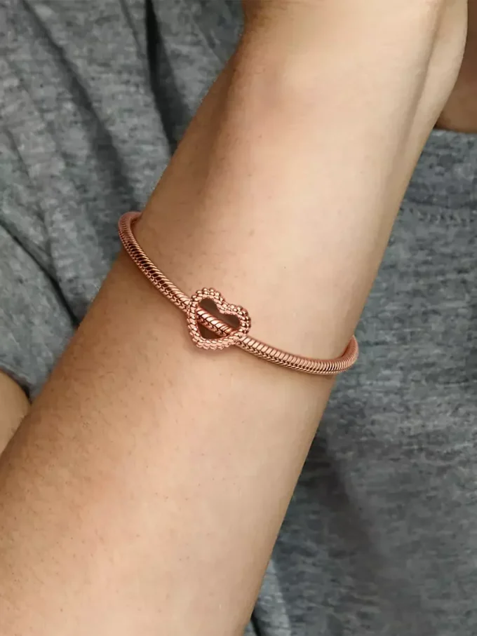 Charm mit offenem Herz und Perlenverzierung, 14 Karat rosévergoldet Charm mit offenem Herz und Perlenverzierung, 14 Karat rosévergoldet