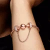Charm mit Safety Chain und klarem Pavé, 14 Karat Roségold-Beschichtung Charm mit Safety Chain und klarem Pavé, 14 Karat Roségold-Beschichtung