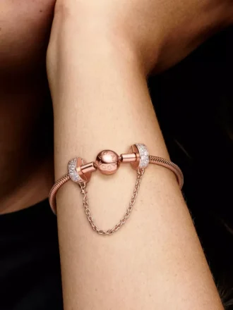 Charm mit Safety Chain und klarem Pavé, 14 Karat Roségold-Beschichtung Charm mit Safety Chain und klarem Pavé, 14 Karat Roségold-Beschichtung