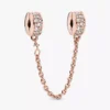 Charm mit Safety Chain und klarem Pavé, 14 Karat Roségold-Beschichtung Charm mit Safety Chain und klarem Pavé, 14 Karat Roségold-Beschichtung