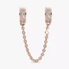 Charm mit Safety Chain und klarem Pavé, 14 Karat Roségold-Beschichtung Charm mit Safety Chain und klarem Pavé, 14 Karat Roségold-Beschichtung
